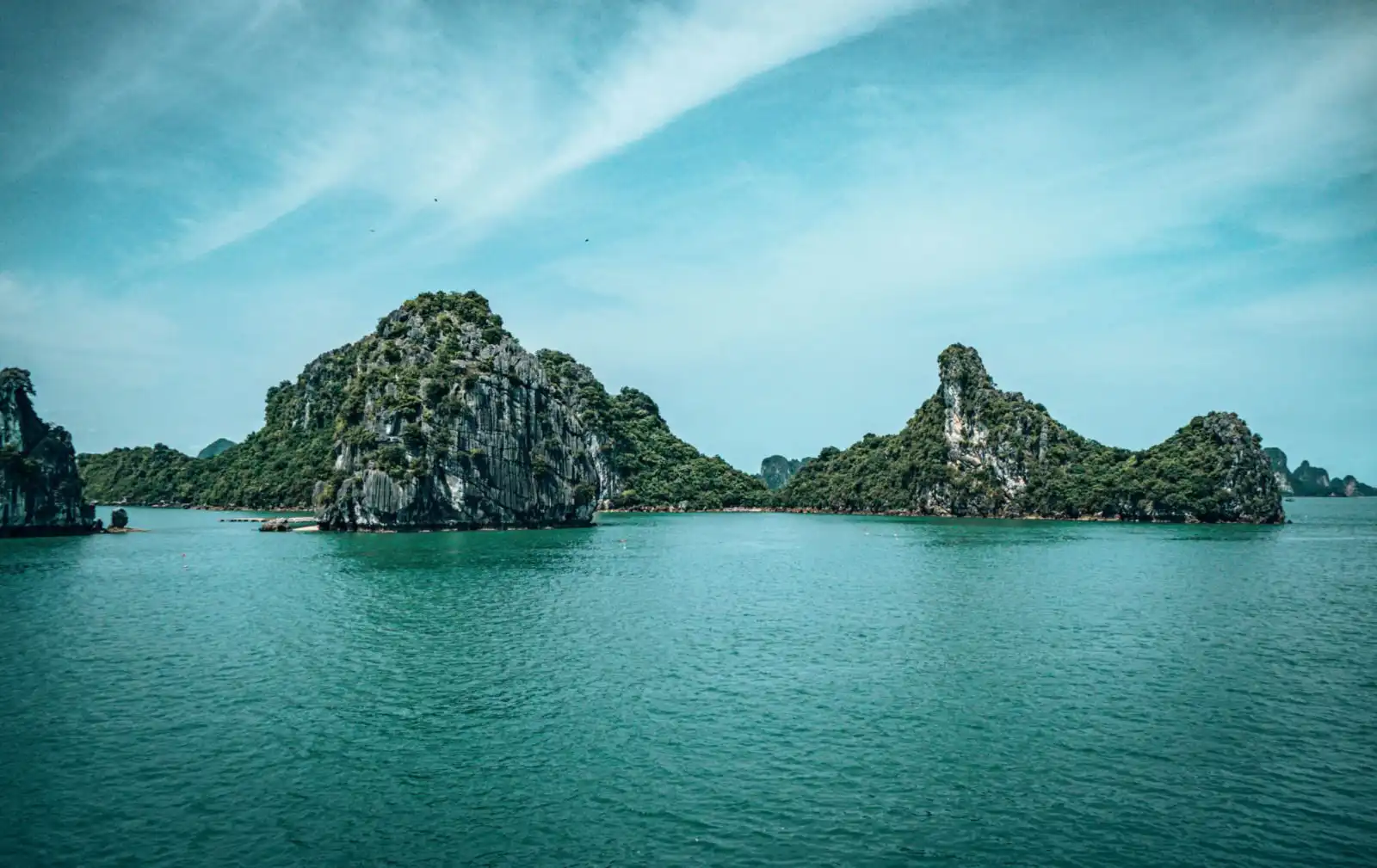 Bai Tu Long Bay tour, limestone cliffs